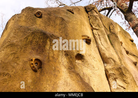 Handgriffe auf eine künstliche Outdoor-kletterwand Stockfoto