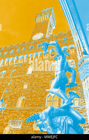 Perseus mit dem Haupt der Medusa (in PS gerendert), Suchen mit dem Palazzo Vecchio hinter mit Michelangelo's David (Kopie) links, Florenz, Italien Stockfoto