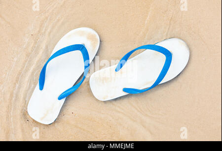 Sommer Urlaub Konzept. Flip Flops auf einem sandigen Strand Stockfoto