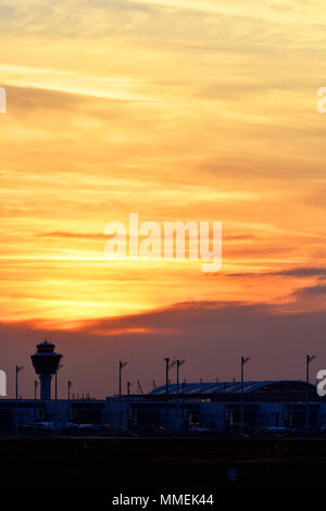 Sonnenuntergang, Sonne, Sonnenaufgang, Terminal, Tower, Red Sky, romantisch, Dämmerung, Flugzeuge, Flugzeug, Flugzeug, MAC, Cloud, Flughafen München, München, Deutschland, Stockfoto