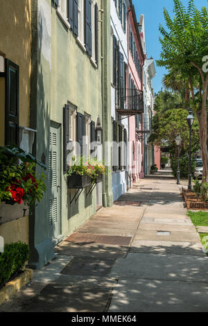 Sommer am Regenbogen Row-Vertikal-Rainbow Row, eine Reihe von gut erhaltenen historischen georgianischen Reihenhäuser auf der East Bay Street, Charleston, Sc, USA. Stockfoto