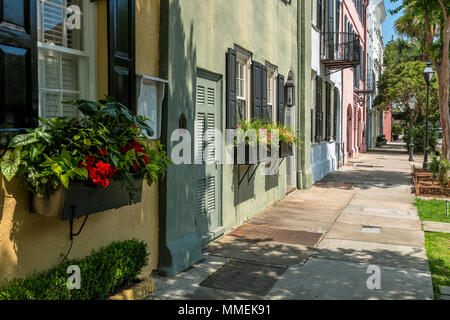 Sommer am Regenbogen - Rainbow Row, eine Reihe von bunten und gut erhaltenen historischen georgianischen Reihenhäuser auf der East Bay Street, Charleston, Sc, USA. Stockfoto