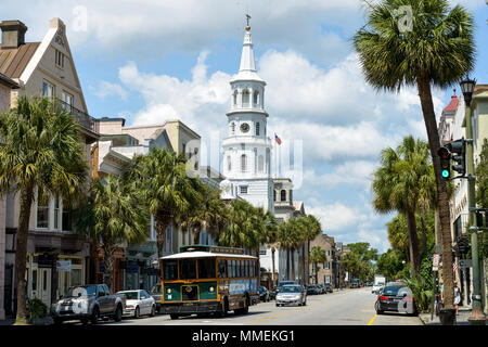 Downtown Charleston - Charleston DASH Trolley, Teil der Carta Transit System, Fahren auf historischen Breite Straße vor der St. Michaels Kirche. SC, USA Stockfoto