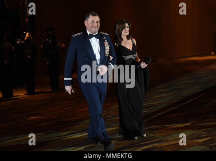 Us Air Force Generalmajor Timothy Leahy, 2 Air Force Commander, und seine Frau, Kathy, Ihren Weg an die Spitze der Tabelle während der 39. jährlichen Gruß zu den Militärischen am Mississippi Coast Convention Center, Oktober 24, 2017, Biloxi, Mississippi. Der Gruß an die Militärische Ereignis erkannt, die Männer und Frauen, die in der militärischen entlang der Golfküste dienen. (U.S. Air Force Foto von Kemberly Groue) Stockfoto