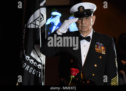 Us-Navy im Ruhestand Master Sgt. Chief Richard Wade, der Zweite Weltkrieg, Korea Krieg, Vietnam Veteran, macht ein Gruß während eines POW/MIA Zeremonie, während der 39. jährlichen Gruß zu den Militärischen am Mississippi Coast Convention Center, Oktober 24, 2017, Biloxi, Mississippi. Der Gruß an die Militärische Ereignis erkannt, die Männer und Frauen, die in der militärischen entlang der Golfküste dienen. (U.S. Air Force Foto von Kemberly Groue) Stockfoto