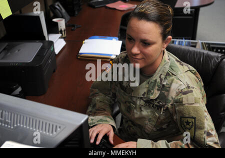 Sgt. 1. Klasse Herbst Janoss arbeitet als Personal Sergeant an menschlichen Ressourcen der Nevada National Guard. Janoss war einer von Tausenden, die in der Teilnahme an der Route 91 Harvest Festival Country Musik Konzert in Las Vegas am Okt. 1. 58 Menschen wurden getötet, wenn Stephen Paddock, 64, von der 32. Etage des Mandalay Bay bevor er sich selbst tötete. Stockfoto