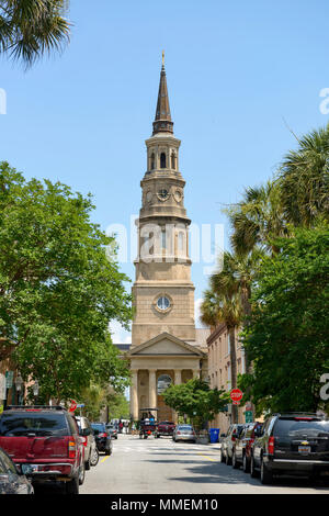 St. Philip's Kirche - Der Turm der historischen Saint Philip's Kirche hoch in der Mitte der Kirche Strasse im French Quarter, Charleston, Sc, USA. Stockfoto