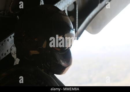 Marines mit Marine schweren Helikopter Squadron (HMH) 465 Verhalten Quick Start und Landung Bohrer in einer CH-53E Super Stallion bei Marine Corps Air Station Miramar, Calif., Okt. 18. Sgt. Adam B. Collins, ein Mannschaft Leiter mit HMH-465, beobachtet die Rückseite der Flugzeuge um die Piloten in die Aufrechterhaltung einer sicheren Abstand vom Boden, andere Flugzeuge und nahegelegene Objekte zu unterstützen. (U.S. Marine Corps Foto von Lance Cpl. Victor Mincy/Freigegeben) Stockfoto