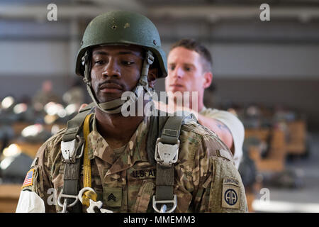 Papst Army Airfield, N.C. - Fallschirmjäger mit 82Nd Airborne Divison der Armee in Fort Bragg wartet mit anderen Soldaten eine C-130J Hercules an Bord während der Nacht Ausbildungsmaßnahmen auf Grün Rampe hier Okt. 26. Die Besatzungen und Flugzeuge der 317. Airlift Wing an Dyess flog Missionen von Papst Feld alle Woche mit Unterstützung vom 43 d Air Mobility Operations Gruppe hier, die Bereitschaft der Flieger und Soldaten Unterstützung Amerikas globale Response Force. (U.S. Air Force Foto/Marc Barnes) Stockfoto