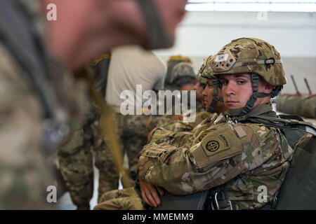 Papst Army Airfield, N.C. - Fallschirmjäger mit 82Nd Airborne Divison der Armee in Fort Bragg wartet mit anderen Soldaten eine C-130J Hercules an Bord während der Nacht Ausbildungsmaßnahmen auf Grün Rampe hier Okt. 26. Die Besatzungen und Flugzeuge der 317. Airlift Wing an Dyess flog Missionen von Papst Feld alle Woche mit Unterstützung vom 43 d Air Mobility Operations Gruppe hier, die Bereitschaft der Flieger und Soldaten Unterstützung Amerikas globale Response Force. (U.S. Air Force Foto/Marc Barnes) Stockfoto