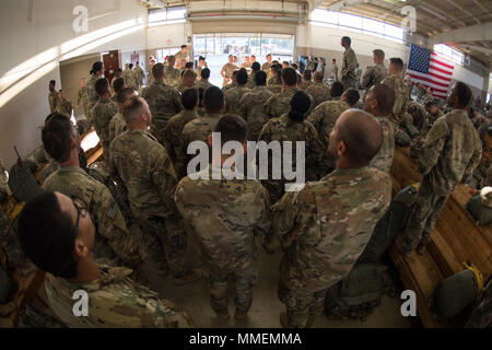 Papst Army Airfield, N.C. - Fallschirmjäger mit 82Nd Airborne Divison der Armee in Fort Bragg einen Vor-sprung Briefing, während sie darauf warten, Vorstand der C-130 J Hercules während der Nacht Ausbildungsmaßnahmen auf Grün Rampe hier Okt. 26. Die Besatzungen und Flugzeuge der 317. Airlift Wing an Dyess flog Missionen von Papst Feld alle Woche mit Unterstützung vom 43 d Air Mobility Operations Gruppe hier, die Bereitschaft der Flieger und Soldaten Unterstützung Amerikas globale Response Force. (U.S. Air Force Foto/Marc Barnes) Stockfoto