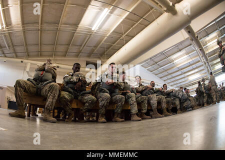 Papst Army Airfield, N.C. - Fallschirmjäger mit 82Nd Airborne Divison der Armee in Fort Bragg warten an Bord einer C-130 J Hercules für Nacht Training Operations hier Okt. 26. Die Besatzungen und Flugzeuge der 317. Airlift Wing an Dyess flog Missionen von Papst Feld alle Woche mit Unterstützung vom 43 d Air Mobility Operations Gruppe hier, die Bereitschaft der Flieger und Soldaten Unterstützung Amerikas globale Response Force. (U.S. Air Force Foto/Marc Barnes) Stockfoto