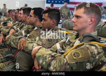 Papst Army Airfield, N.C. - Fallschirmjäger mit 82Nd Airborne Divison der Armee in Fort Bragg warten an Bord einer C-130 J Hercules für Nacht Training Operations hier Okt. 26. Die Besatzungen und Flugzeuge der 317. Airlift Wing an Dyess flog Missionen von Papst Feld alle Woche mit Unterstützung vom 43 d Air Mobility Operations Gruppe hier, die Bereitschaft der Flieger und Soldaten Unterstützung Amerikas globale Response Force. (U.S. Air Force Foto/Marc Barnes) Stockfoto