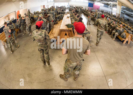 Papst Army Airfield, N.C. - Fallschirmjäger mit 82Nd Airborne Divison der Armee in Fort Bragg vorbereiten, an Bord einer C-130J Hercules für Nacht Training Operations hier Okt. 26. Die Besatzungen und Flugzeuge der 317. Airlift Wing an Dyess flog Missionen von Papst Feld alle Woche mit Unterstützung vom 43 d Air Mobility Operations Gruppe hier, die Bereitschaft der Flieger und Soldaten Unterstützung Amerikas globale Response Force. (U.S. Air Force Foto/Marc Barnes) Stockfoto