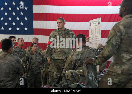 Papst Army Airfield, N.C. - Fallschirmjäger mit 82Nd Airborne Divison der Armee in Fort Bragg einen Vor-sprung Briefing, während sie darauf warten, Vorstand der C-130 J Hercules während der Nacht Ausbildungsmaßnahmen auf Grün Rampe hier Okt. 26. Die Besatzungen und Flugzeuge der 317. Airlift Wing an Dyess flog Missionen von Papst Feld alle Woche mit Unterstützung vom 43 d Air Mobility Operations Gruppe hier, die Bereitschaft der Flieger und Soldaten Unterstützung Amerikas globale Response Force. (U.S. Air Force Foto/Marc Barnes) Stockfoto