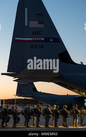 Papst Army Airfield, N.C. - Fallschirmjäger mit 82Nd Airborne Divison der Armee in Fort Bragg warten eine C-130J Hercules an Bord während der Nacht Ausbildungsmaßnahmen auf Grün Rampe hier Okt. 26. Die Besatzungen und Flugzeuge der 317. Airlift Wing an Dyess flog Missionen von Papst Feld alle Woche mit Unterstützung vom 43 d Air Mobility Operations Gruppe hier, die Bereitschaft der Flieger und Soldaten Unterstützung Amerikas globale Response Force. (U.S. Air Force Foto/Marc Barnes) Stockfoto