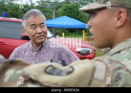 Hawaii Gouverneur David Ige unterrichtet, die Nationalgarde PFC Hoaka Corteskanaina, rechts, bei einem Besuch in den Bereich des Kilauea Volcano Eruption 8. Mai in Pahoa, Hawaii 2018 betroffen. Die letzte Eruption weiter zerstören Häuser, zwangen Evakuierungen und spucken Lava und Giftgas auf der grossen Insel von Hawaii. Stockfoto