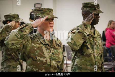 Armee finden Brig. Gen. Nikki Griffin-Olive (links), stellvertretender Kommandierender General, 335.- Signal (Theater) und Command Sgt. Maj. Ronnie Bauer, command Sergeant Major, 335 SC (T) eine Hand salute während dem Spielen der Nationalhymne Okt. 29 bei einer Abschiedszeremonie render für ca. 20 Armee-reserve Soldaten aus Distanz 8, 335 SC (T) an der Einheit Sitz in East Point, Georgia. Die ausgeschiedenen Soldaten verbringen die nächsten 12 Monate ito Afghanistan zur Unterstützung der Operation, die die Freiheit des Sentinel eingesetzt. (Offizielle U.S. Army Reserve Foto von Sgt. 1. Klasse Brent C. Powell) Stockfoto