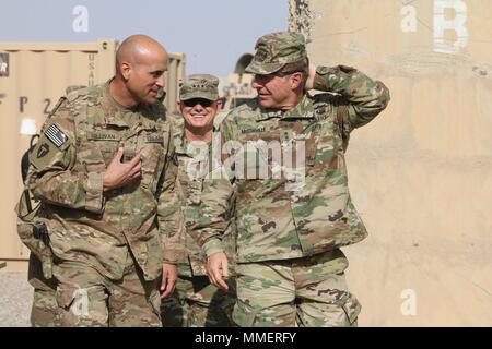 (Von links) der stellvertretende Generalstabschef der Armee, General James C. McConville, Generalleutnant Paul Funk, Kommandierender General, Combined Joint Task Force - inhärenten Lösen, Treffen mit Oberst Brian Sullivan, Commander, 3. Brigade Combat Team, 10 Berg (leichte Infanterie), Patrioten, aktuelle und zukünftige Operationen im Kampf gegen ISIS, 15. Oktober 2017 zu diskutieren. Der Patriot Feuerwehr ist die Beratung, Unterstützung und Aktivierung partnered Kräfte ISIS zu besiegen, durch Bereitstellung von Schulung und Beratung mit militärischen operativen Planung, Manöver, Intelligenz und Unterstützung aus der Luft auf dem Schlachtfeld. (US Army Foto von Sta Stockfoto