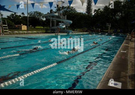 Hickam Hurricanes ist ein Schwimmclub für Studenten in der Joint Base Pearl Harbor-Hickam, Hawaii, der nach US-amerikanischen Schwimmstandards betrieben wird. Der Club bereitet Schwimmer auf sanktionierte Wettkämpfe vor. Dieses Archivbild zeichnet Freestyle-Aufwärmübungen am Scott Pool am 24. Oktober 2017 auf. Stockfoto