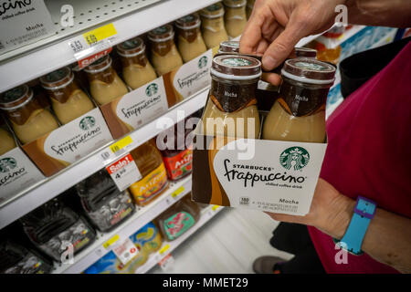 Ein shopper wählt Frappuccino Starbucks Kaffee in einem Supermarkt in New York am Freitag, 4. Mai 2018. NestlŽ wird berichtet, in den Gesprächen Lebensmittelgeschäft business Starbucks' zu kaufen. Die Einheiten, die Bohnen und Getränke in Supermärkten und Lebensmittel verkaufen beteiligt sind und keine der Stores. NestlŽ ist der weltweit größte verpackte Lebensmittel. (© Richard B. Levine) Stockfoto