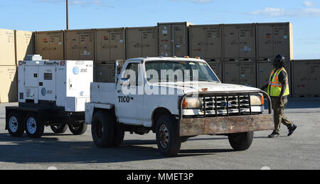 Federal Emergency Management Agency Mitarbeiter transportieren einen Generator auf Military Sealift Command USNS Brittin an Joint Base Naval Waffen Bahnhof Charleston, S.C., Okt. 28, 2017 als Teil der Hurrikan Maria Hilfsmaßnahmen. Ausrüstung für den Transport in Puerto Rico inklusive Nutzfahrzeuge, Öfen, Babybetten, Bau und Hygiene Ausrüstung, 53-Fuß-Kühlaggregate, und mehr als 300 Generatoren in der Lage, Krankenhäuser, Schulen und größeren Einrichtungen. (U.S. Air Force Foto: Staff Sgt. Teresa J. Cleveland) Stockfoto