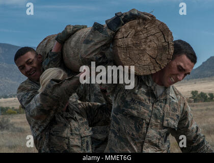 Staff Sgt. Antonio Pacheco, Flieger 1. Klasse Carlie Gardner und Senior Airman Damone Shelton, 377 Waffen Systeme Security Squadron, führen ein Protokoll während des "Team Punisher" Teil der Manzano Challenge an der Kirtland Air Force Base, N.M., Okt. 27. Es war die zweite jährliche Manzano Herausforderung. (U.S. Air Force Foto: Staff Sgt. J.D. Strong II) Stockfoto