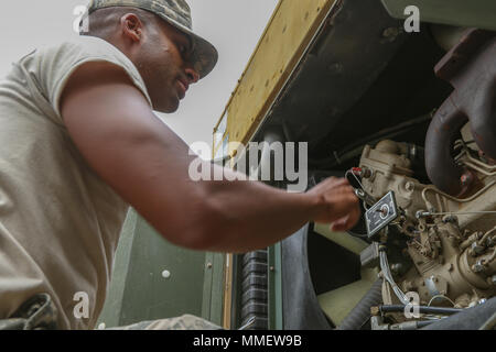 SAN JUAN, Puerto Rico - Armee Sgt. Edward Davila, eine Wasseraufbereitung Spezialist und Quartiermeister und Chemische Ausrüstung Reparaturwerkstatt, 973Rd Quartermaster Unternehmen, 1. Mission zu unterstützen, führt die Wartung Okt. 30, 2017 Auf einer Umkehrosmose Wasseraufbereitung bei Guajataca See, Puerto Rico. Die Durchführung von regelmäßigen Wartungsarbeiten an rowpu Soldaten erlaubt, ständig trinkbares Wasser zu betroffenen Bürger durch den Hurrikan Maria, bis der wesentlichen Infrastruktur repariert ist. (US Army Foto von SPC. Samuel D. Keenan) Stockfoto