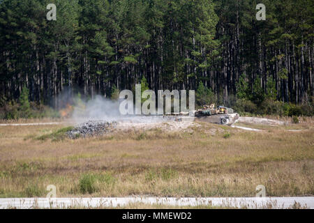 Eine M1A1 Abrams Kampfpanzer Brände nach unten während der bilateralen Training als Teil der Übung Bold Alligator 17 in Camp Lejeune, N.C., Okt. 27, 2017. Bold Alligator ist zur Schau zu stellen und die Fähigkeiten des Navy-Marine Corps Team und unseren Zusammenhalt mit alliierten Nationen demonstrieren. Die US-Marines und französische Fremdenlegion zusammengetan, um eine Reihe von panzerschlacht Bohrer zu vervollständigen. Stockfoto