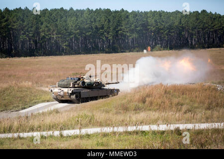 Eine M1A1 Abrams Panzer feuert, während ein Tank bilateralen Bereich während der Übung Bold Alligator 17 in Camp Lejeune, N.C., Okt. 27, 2017. Bold Alligator ist zur Schau zu stellen und die Fähigkeiten des Navy-Marine Corps Team und unseren Zusammenhalt mit alliierten Nationen demonstrieren. Die US-Marines und französische Fremdenlegion zusammengetan, um eine Reihe von panzerschlacht Bohrer zu vervollständigen. Stockfoto