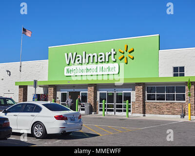 Außen Eingang zu Walmart Nachbarschaft Markt oder Lebensmittelgeschäft, das Unternehmenslogo und Zeichen oder Beschilderungen in Montgomery Alabama, USA. Stockfoto