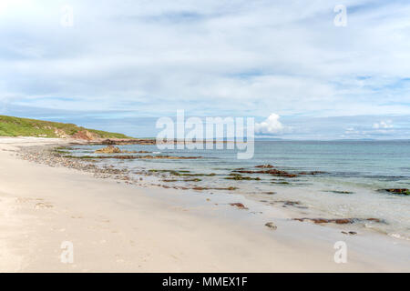 Am Strand von Sannick Bay, Caithness, Highlands, Schottland, auf dem Weg zu John O'Groats €™ und den Orkney Inseln am Horizont. Stockfoto