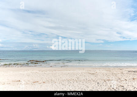 Am Strand von Sannick Bay, Caithness, Highlands, Schottland, mit Blick auf die Orkney Inseln, die über dem Horizont. Stockfoto