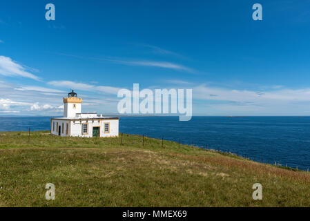 Duncansby Head Lighthouse, Caithness, Highlands, Schottland. Pentland Schären Leuchtturm kann in der Nähe des Horizonts auf der rechten Seite sowie die Orkne Stockfoto