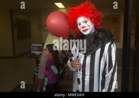 Sgt. Maj. Phillip Billiot, Sergeant Major der Zentrale Bataillon (HQBN), kleidet sich wie Stephen King's "Pennywise" Charakter während der Stamm- oder - Halloween Fall behandeln, die Marine Corps Base Hawaii (MCBH), Okt. 27, 2017. Die Veranstaltung eingeladen, Marines, Matrosen, und ihre Familien zu verkleiden, ihre Fahrzeuge zu schmücken, und The Haunted House von der Familie des Bataillon Bereitschaft Officer und Senior Führung teilnehmen. Gesellschaftliche Veranstaltungen an Bord MCBH Platz für eine positive Gemeinschaft, fördert, entwickelt und fördert die Stabilität innerhalb der Installation. (U.S. Marine Corps Foto von Lance Cpl. Lukas Stockfoto