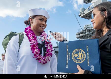 171031-N-AD 499-1142 Santa Rita, Guam (Okt. 31, 2017) Air Traffic Controller 1. Klasse Jolyn SanNicolas, spricht mit Medien an Bord Naval Base Guam nach der Ankunft der Flugzeugträger USS Theodore Roosevelt (CVN 71) für eine regelmäßig geplante Hafen. Theodore Roosevelt ist derzeit in der 7.Flotte Bereich für Maßnahmen zur Erhöhung der Sicherheit des Seeverkehrs und Theater Sicherheit Zusammenarbeit bereitgestellt werden. (U.S. Marine Foto von Mass Communication Specialist 3. Klasse Victoria Foley/Freigegeben) Stockfoto