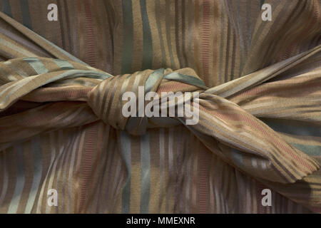 Großen Knoten von der gestreifte Stoff weitgehend Stockfoto