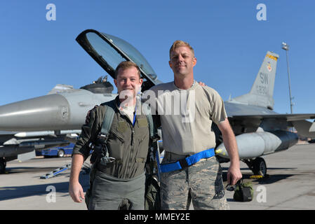 Us Air Force 1 Lt Brian Davis, 55th Fighter Squadron CM F-16 Fighting Falcon Pilot, Links, und Senior Master Sgt. Daniel Henderson, 20 Aircraft Maintenance Squadron, 55 Aircraft Maintenance Unit, "Shooter"-Assistent Betriebsleiter, stehen neben einander vor Jet 830 für ein Foto vor dem Start an der Nellis Air Force Base (AFB), Nevada, Okt. 10, 2017. Henderson war 830 das engagierte Crew Chief wenn Davis's Vater, pensionierter Oberst Ricky Davis, F-16 Pilot, wurde von Cannon AFB, New Mexico, ca. 2003-2004 zugewiesen. (U.S. Air Force Foto von Lawrence Crespo) Stockfoto