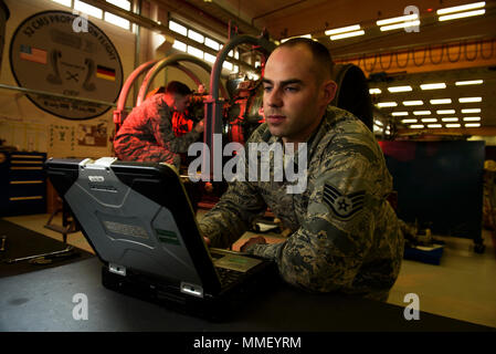 Staff Sgt. Derek Malecki, Front, 52 Maintenance Squadron Aerospace propulsion Handwerker, Bewertungen technische Bestellungen während Senior Airman Sean Flanagan, Rücken, 52 MXS Aerospace propulsion Facharbeiter, arbeitet an einer F-16 Fighting Falcon Motor in Spangdahlem Air Base, Deutschland, 17. Okt. 2017. Den Motor antrieb Shop wird eine vorbeugende Wartung Inspektion an einer F-16 Motor Verhalten alle 400 Flugstunden, um sicherzustellen, dass der Motor einwandfrei läuft. (U.S. Air Force Foto: Staff Sgt. Jonathan Snyder) Stockfoto