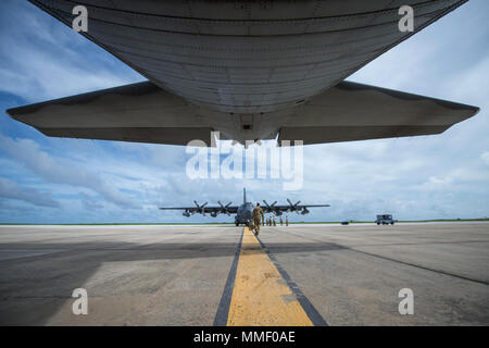 Ein Pilot der United States Air Force, der der 15th Special Operations Squadron zugeteilt wurde, nähert sich einem MC-130H Combat Talon II vor einer Mission von Barbados am 30. September 2017. Die MC-130H ist ein viermotoriges Turboprop-Spezialflugzeug, das aus der C-130 Hercules für Infiltration, Exfiltration und Nachversorgung entwickelt wurde. Das Archivbild dokumentiert humanitäre Hilfseinsätze nach den Hurrikanen Irma und Maria in der Karibik. Stockfoto