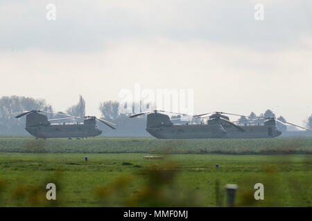 Drei der 12 US Army 1st Air Cavalry Brigade, 1.Kavallerie Division CH-47 Chinook Hubschrauber Chièvres Air Base, Belgien inszeniert, bevor nach Deutschland, Lettland, Rumänien und Polen zur Unterstützung der Operation Atlantic lösen, Okt. 25, 2017. (U.S. Armee Foto von visuellen Informationen Spezialist Pierre-Etienne Courtejoie) Stockfoto