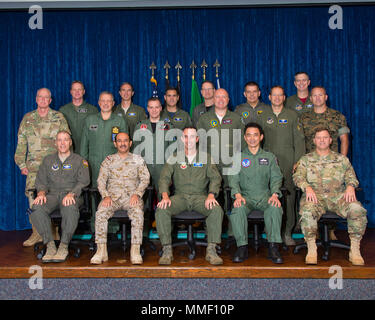 Maxwell AFB, Ala-Gruppe Foto für die kombinierte Kraft Luft Komponente Kommandeure Kurs 18A an der Luftwaffe Wargaming Institut. Abgebildet sind wie folgt. Erste Reihe (L-R): Major General Thomas A. Bussiere (USAF); Major General Ahmed F. Rayzah (Royal Saudi Air Force); Major General Scott J. Zobrist (USAF); Wichtige allgemeine Hui-Chien Liu (Taiwan Air Force); Major General William K. Gayler (US Army). Zweite Reihe (L-R): Brigadier General Timothy J. Sheriff (USARNG); Major General Antonio R. Conserva (italienische Luftwaffe); Air Commodore Justin S. Reuter (Royal Air Force); Major General Thierry Dupont (Belg Stockfoto