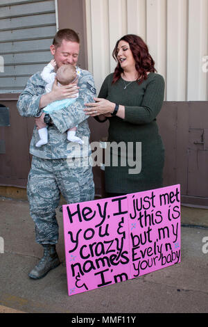 Staff Sgt. Derek Schmidt, 729 . Air Control Squadron, wird von seinem Ehepartner, Stephanie begrüßt und ihre 4 Monate alte Tochter, Evelyn, bei Hill Air Force Base, Arizona, Okt. 25, 2017. 61 729 . ACS Flieger von einer 6-monatigen Einsatz in Südwesten Asien zurück. (U.S. Air Force Foto von Paul Holcomb) Stockfoto