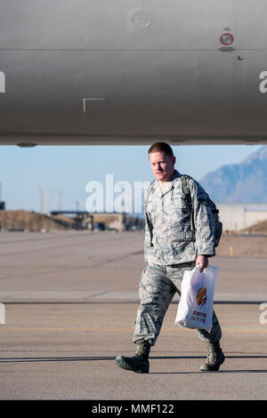 Staff Sgt. Derek Schmidt, 729 . Air Control Squadron, Spaziergänge in Richtung sein Ehegatte, Stephanie und ihre 4 Monate alte Tochter, Evelyn, bei Hill Air Force Base, Arizona, Okt. 25, 2017. Schmidt, der nach Südwesten Asien in den letzten sechs Monaten eingesetzt worden war, traf seine Tochter in der Person für die erste Zeit. (U.S. Air Force Foto von Paul Holcomb) Stockfoto