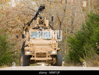 Die mittlere Mine geschützten Fahrzeug (Mmpv) Typ II mit einer bereitgestellten Verhör Arm, die Vorbereitung einer vermuteten am Straßenrand Gefahren während der Funktionsprüfung in Fort Leonard Wood, Missouri zu befragen. (Foto von Clay Strand) Stockfoto