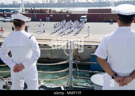 171028-N-Jahre 245-063 COLOMBO, Sri Lanka (Okt. 2010) 28, 2017) Die Srilankische Marine Band begrüßt der Arleigh-Burke-Klasse geführte Anti-raketen-Zerstörer USS Pinckney (DDG91) mit Musik am Pier, wie das Schiff in Colombo, Sri Lanka ankommt, für einen Hafen besuchen. Pinckney ist Teil der Nimitz Carrier Strike Group in regelmäßigen Einsatz in der Siebten Flotte der Verantwortung zur Unterstützung der Maritime Security Operations und Theater Sicherheit Bemühungen um Zusammenarbeit. (U.S. Marine Foto von Mass Communication Specialist 2. Klasse Craig Z Rodarte/Freigegeben) Stockfoto