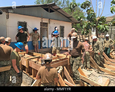 171023-N-N 0818-0001 SIDARA, Timor-leste (Okt. 2010) 23, 2017) Seabees zu Naval Mobile Konstruktion Bataillon (NMCB) 4, bauen Schalungen als Teil der Renovierungsarbeiten auf dem Sidara Gesundheit Klinik während der Übung Hari'i Hamutuk 2017 zugeordnet, zusammen mit Australian Defence Force (ADF) und Timoresischen Armee (F-FDTL) Ingenieure. Sie werden den Aufbau der Schalung eine konkrete die Stammzellen Wand zu einer bestehenden Stiftung, verfallen war und schließlich ermöglichte ihnen, Sitzbank vorne um die Klinik für Patienten zu erstellen. (U.S. Marine Foto von Utilitiesman Constructionman Ervin Stockfoto