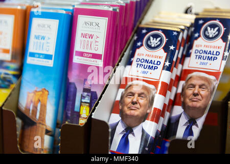 NEW YORK - Mai 3, 2018: Trumpf Schokolade im Geschenk Shop verkauft. Donald J. Trumpf ist der 45. und der aktuelle Präsident der Vereinigten Staaten. Stockfoto