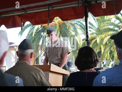 MARINE Corps Air Station Miramar, Calif Oberst Jason G. Woodworth, kommandierender Offizier der Marine Corps Air Station Miramar, Calif., erzählt das Vermächtnis von Oberstleutnant Jakob Joseph "Joe" Foss während einer Feierstunde im Flying Leatherneck Aviation Museum in der MCAS Miramar, Okt. 21. Das Museum veranstaltet ein Denkmal Widmung für Foss, seine Beiträge in der Erkenntnis zu Marine Corps der Luftfahrt. (U. Us Marine Corps Foto von Cpl. Victor Mincy/Freigegeben) Stockfoto