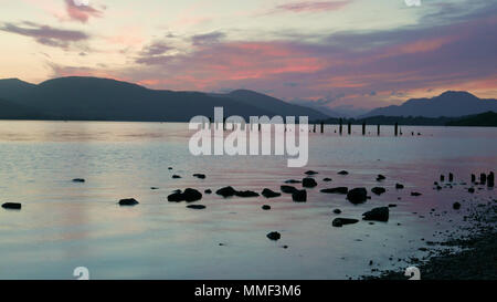 Langzeitbelichtung tagsüber Sonnenuntergang auf See Loch Lomond Bank in Balloch, Schottland. Stockfoto